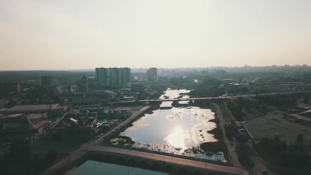 俄罗斯鸟图 车里雅宾斯克无人机 俄罗斯城市景观 在水面上乘坐四轮车飞行 可以看到城市的景色 高层建筑的堤防 — 图库视频影像