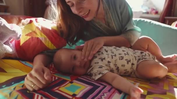 Mamá Feliz Está Acostada Con Bebé Recién Nacido Durmiendo Cama — Vídeo de stock