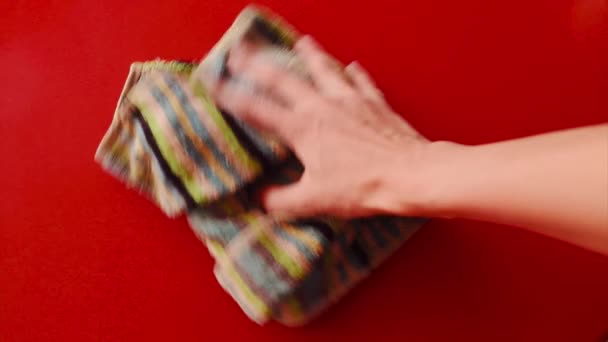Essuie Main Surface Rouge Avec Chiffon Rayé — Video