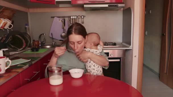 Mãe Tem Café Manhã Bolas Chocolate Com Leite Com Uma — Vídeo de Stock