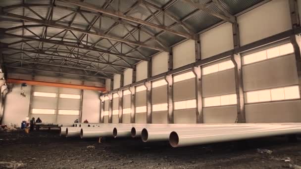 Tubos Metálicos Largos Dentro Una Habitación Grande Materiales Construcción Hangar — Vídeos de Stock