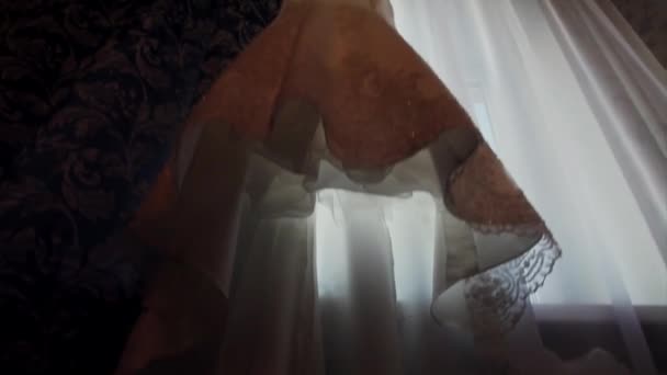 Weißes Hochzeitskleid Hängt Einem Kleiderbügel Fenster — Stockvideo