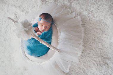 Yeni doğan bebek bir sepet içinde uyuyan bir battaniyeye sarılmış