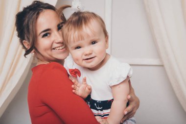 Bebek annenin kollarında. Bir çocuk tutan kadın