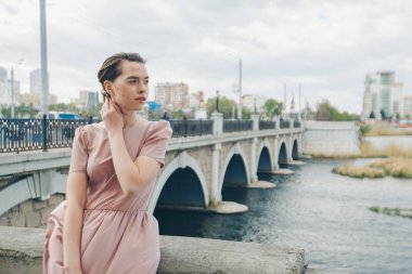 kentsel peyzaj zemin üzerine güzel bir kızın portresi