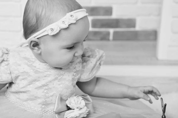 Il volto di un bambino con una benda con i fiori sulla testa primo piano — Foto Stock