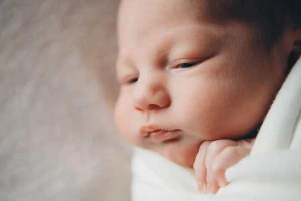 Retrato de una niña: primer plano de la cara del bebé —  Fotos de Stock