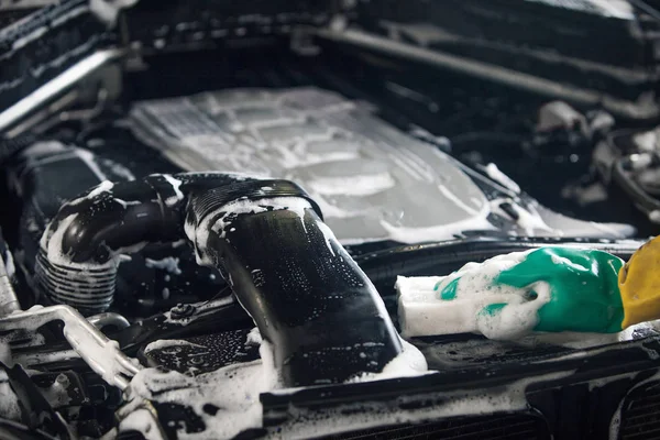 Araba tamir araba reklam araba yıkama, BMW reklam, Moskova, 1.11.2018: Siyah arabanın önünde BMW motor şirketi rozeti. Otomobil, motosiklet ve motor üretimi için BMW-Alman şirketi, foun