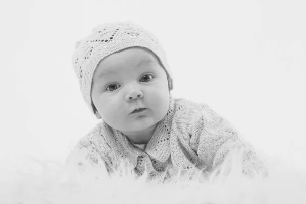 Новорожденный ребенок лежит в красивой шляпе — стоковое фото