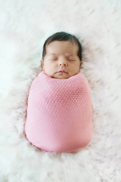 Pasgeboren baby slaapt gewikkeld in een deken — Stockfoto