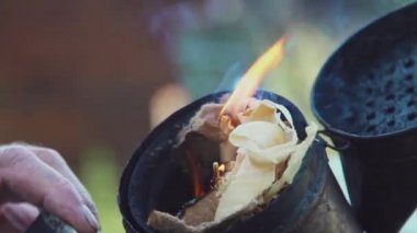 arı-maker arıcı çalışma yaşam tarzı kötü arılar kovucu için bir cihazın duman boru çağrı cihazı sigara içen adam. ağır çekim video. arı kovanı. Arıcılık kavramı arı tarım