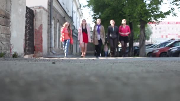 Meisjes Lopen Een Rij Straat Naar Camera Voeten Van Een — Stockvideo