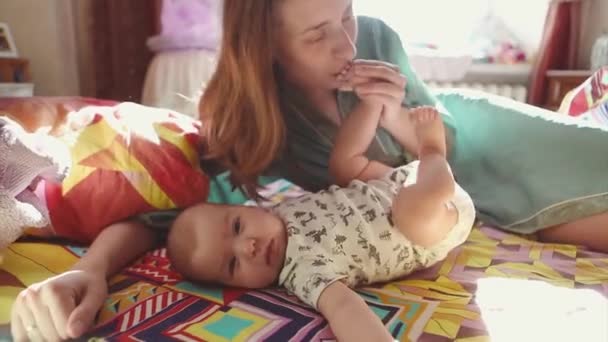 Mamá Feliz Está Acostada Con Bebé Recién Nacido Durmiendo Cama — Vídeos de Stock