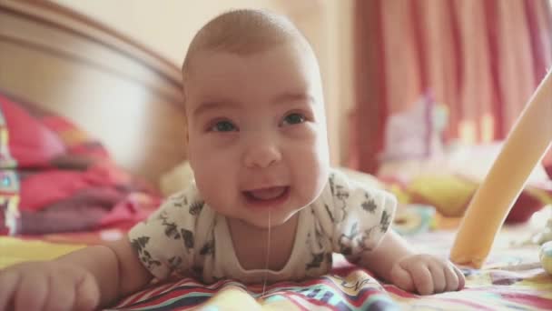 Noworodka Leży Brzuchu Uczy Się Trzymać Głowę Dziecko Patrzy Kamerę — Wideo stockowe