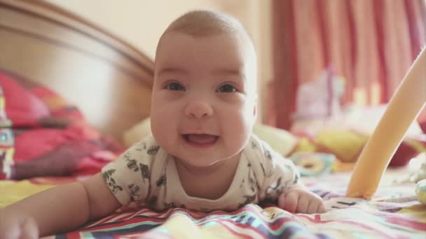 Bebé Recién Nacido Acuesta Boca Abajo Aprende Sostener Cabeza Niño — Vídeo de stock