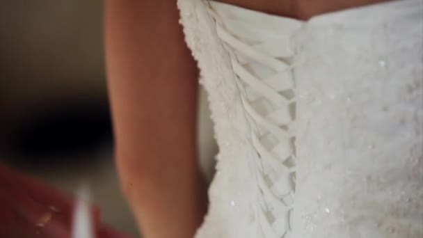 Ehrenjungfrau Hilft Der Braut Mit Ihrem Kleid Das Schnürkleid Der — Stockvideo