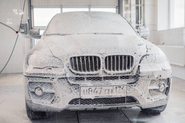Araba tamir araba reklam araba yıkama, BMW reklam, Moskova, 1.11.2018: Siyah arabanın önünde BMW motor şirketi rozeti. Otomobil, motosiklet ve motor üretimi için BMW-Alman şirketi, foun