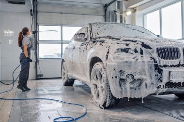 Araba tamir araba reklam araba yıkama, BMW reklam, Moskova, 1.11.2018: Siyah arabanın önünde BMW motor şirketi rozeti. Otomobil, motosiklet ve motor üretimi için BMW-Alman şirketi, foun