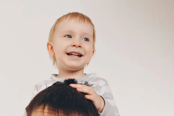 Portret van een gelukkig kind op een witte achtergrond — Stockfoto