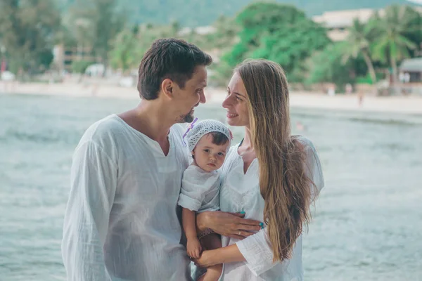 Vacances en famille à la mer : homme, femme et enfant sur la plage — Photo