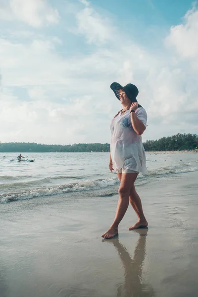 Nő sétált a tengerparton a víz. Teljes turista nyaralni — Stock Fotó