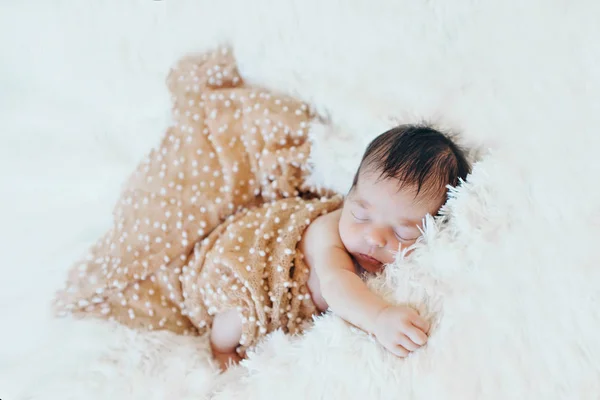 Новорожденный ребенок спит завернутый в одеяло — стоковое фото