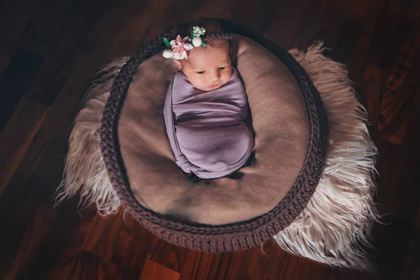 Portrait of a little girl with a flower in her hair: baby's face close-up — Stock Photo, Image