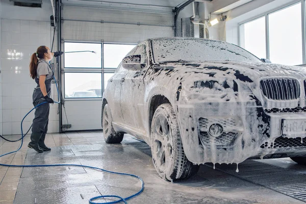 Araba tamir araba reklam araba yıkama, BMW reklam, Moskova, 1.11.2018: Siyah arabanın önünde BMW motor şirketi rozeti. Otomobil, motosiklet ve motor üretimi için BMW-Alman şirketi, foun