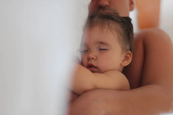 Papá abraza a su hija en un sueño. Un hombre y un niño durmiendo sobre una almohada blanca —  Fotos de Stock