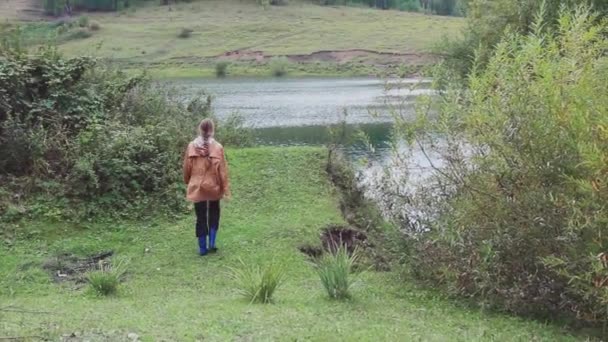 Disparando Desde Dron Hombre Camina Por Bosque Detiene Acantilado Junto — Vídeo de stock