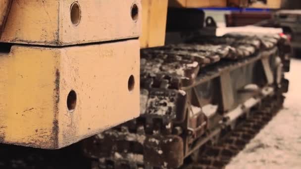 Tırtıl Vinç Sürüş Detayları Closeup Kışın Ağır Sanayi Makineleri Başında — Stok video