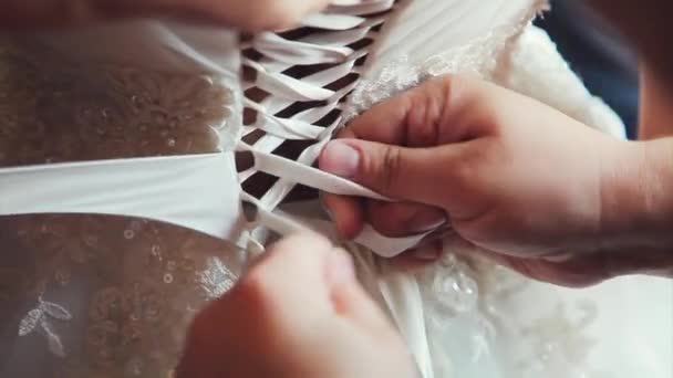 Ehrenjungfrau Hilft Der Braut Mit Ihrem Kleid Das Schnürkleid Der — Stockvideo