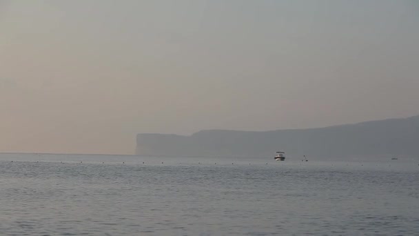 Barco Balancea Sobre Las Olas Mar Bahía Con Muelle Para — Vídeos de Stock