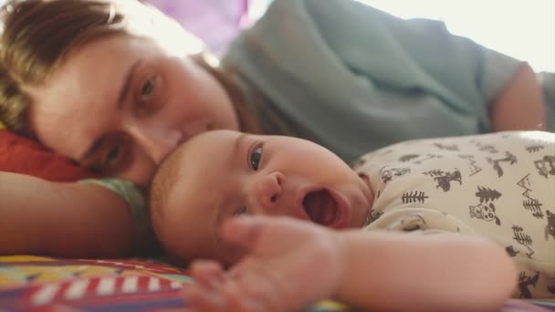 Glückliche Mutter Liegt Mit Ihrem Neugeborenen Schlafend Bett Bewundert Das — Stockvideo