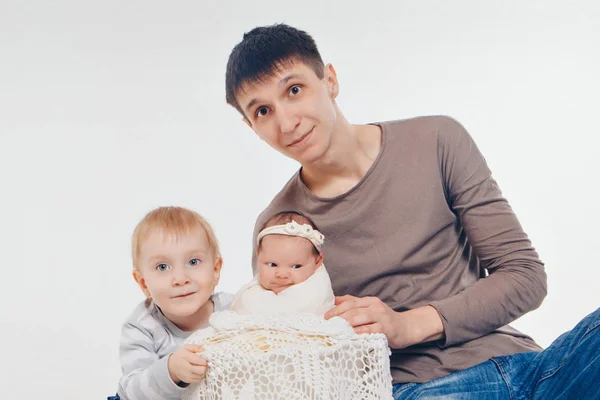 Beyaz bir arka plan üzerinde aile fotoğrafı: ebeveynler çocukları ile vakit geçirmek. Anne ve baba bebeğe sarılır. çocukluk kavramı, babalık, annelik, Tüp Bebek — Stok fotoğraf