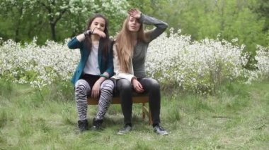 Yürüyüş ve birbirimizi sıcak bir ışık gün batımında bir kampüs konuşmak iki mutlu öğrenciler