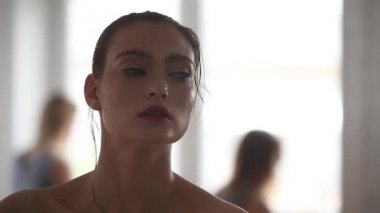 Studio iş güzellik moda modeli. Kız makyaj reklamı yapıyor. Fotoğraf ve video reklamcılığı