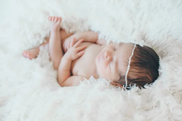 El concepto de estilo de vida saludable, FIV - un bebé recién nacido duerme bajo una manta. Cabeza, piernas y brazos —  Fotos de Stock