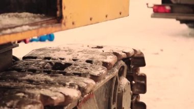 ağır sanayi konsepti, iş makineleri - paletli vinç ve yakın çekim sürüş detayları. kışın çalışırken ekipman