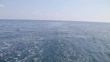 tekne kavramı, denizde rahatlatıcı - denizde yakın çekim mavi su sıçramaları