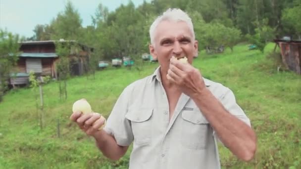 Portrét Veselého Muže Který Žere Jablka Své Zahrady — Stock video