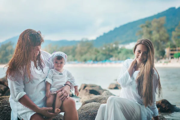 Deniz tarafından aile tatili: erkek, kadın ve çocuk sahilde. seyahat kavramı — Stok fotoğraf