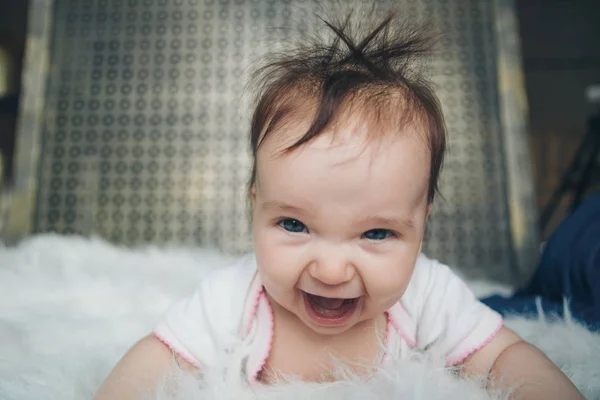 Retrato de uma menina: o rosto do bebê close-up. conceito de infância, cuidados de saúde, FIV — Fotografia de Stock