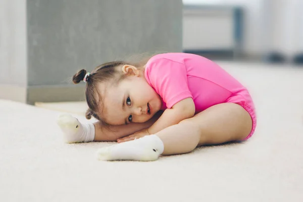 Маленька дівчинка займається гімнастикою. спортивні вправи та розтяжки: легка атлетика — стокове фото