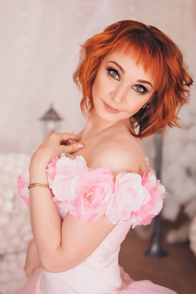 iş konsepti, model iş - kırmızı kısa saçlı bir kadının şık şık portre. çiçekli pembe elbiseli model