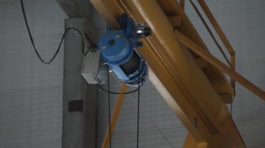 ağır sanayi konsepti, inşaat makineleri - Fabrikada havai vinç için vinç kancası kapatın