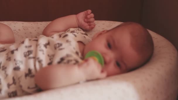 Porträt Eines Glücklichen Neugeborenen Kind Saugt Schnuller — Stockvideo