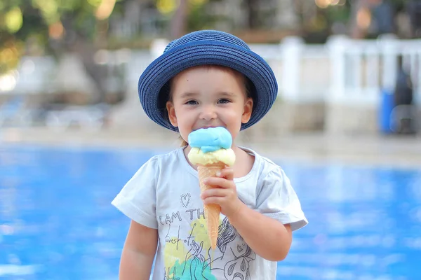 Portrait d'un enfant qui mange de la glace. Grimy visage dans la nourriture — Photo
