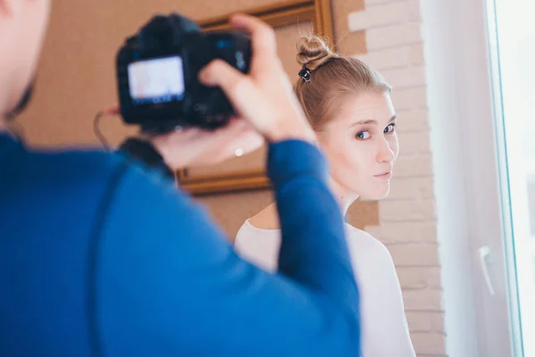 De fotograaf neemt een prachtig model in de Studio. Meisje adverteert kleren. Foto-en videoadvertenties — Stockfoto