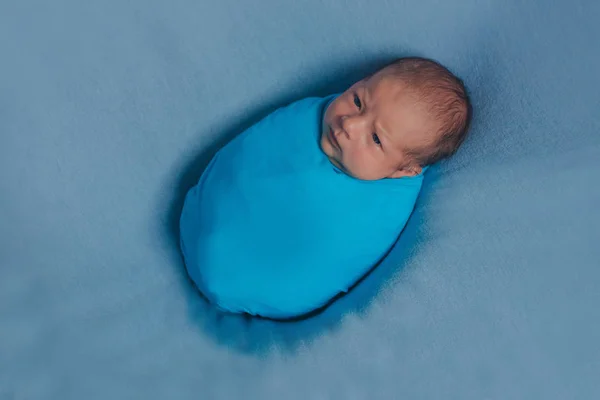 新生儿睡在毯子里。童年的概念,医疗保健,Ivf — 图库照片